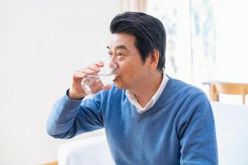 頻尿対策を考える中高年へ|水分補給の見直し方